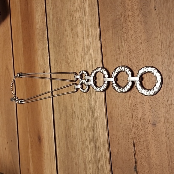 Silver colored necklace w 5 circles - Picture 2 of 7